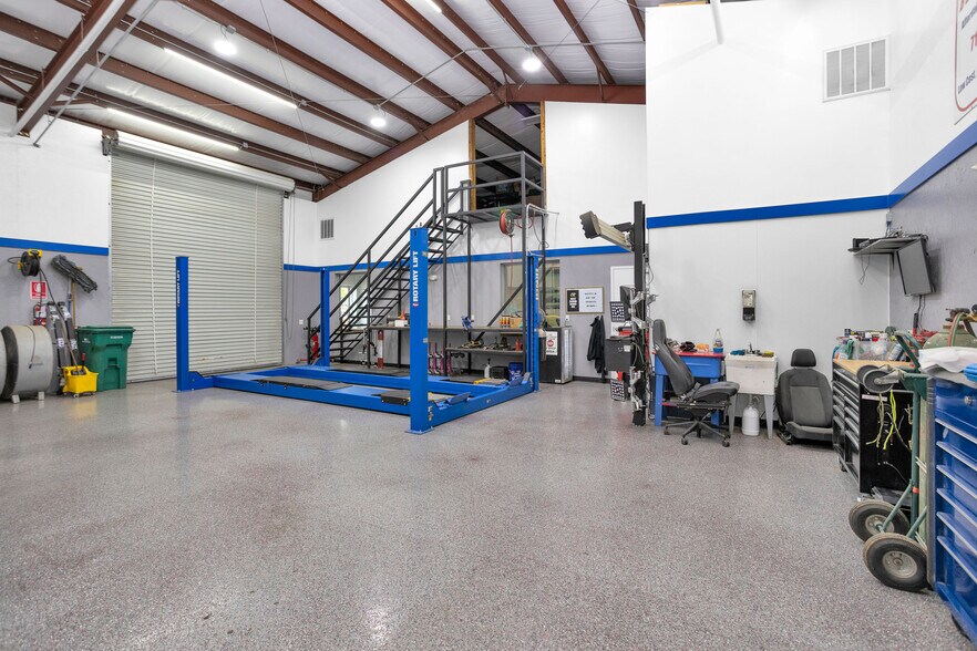 More Photos Of 1308 N Frazier St, Conroe Service For Sale