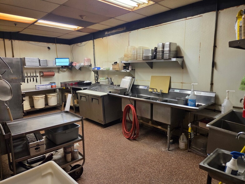 More Photos Of 6 Dexter Plz, Pearl River Warehouse For Lease