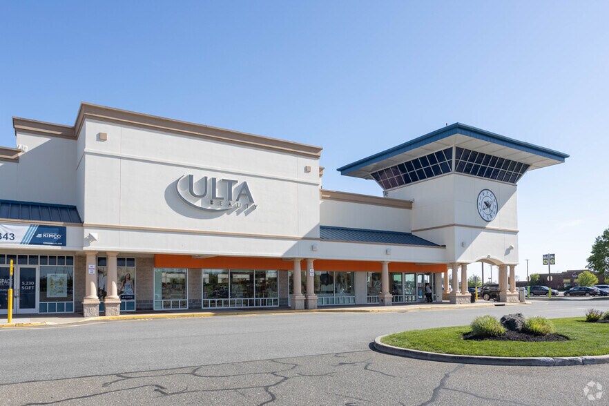 More Photos Of 201-234 Airport Plaza Blvd, Farmingdale Storefront Retail Office For Lease