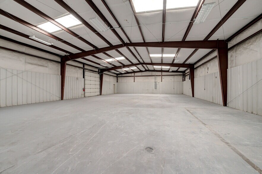 More Photos Of 412 Glade Ave, Oklahoma City Manufacturing For Lease