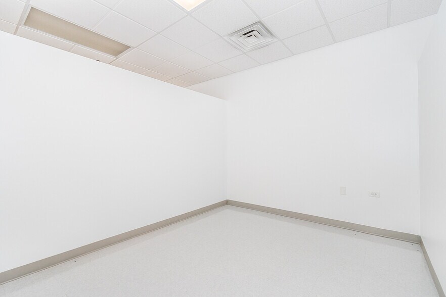 More Photos Of 691 Collins St, Joliet Storefront Retail Office For Lease