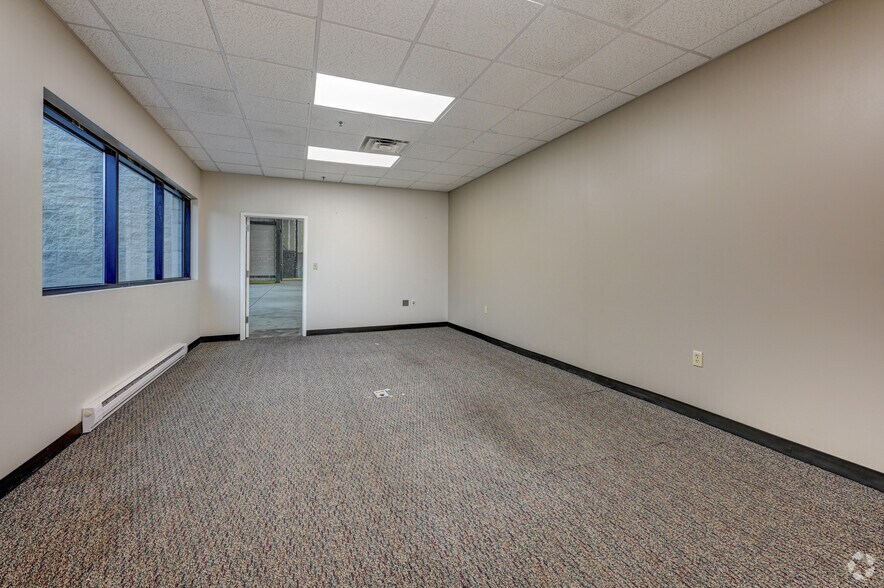 More Photos Of 45 Turner Dr, Middletown Warehouse For Lease