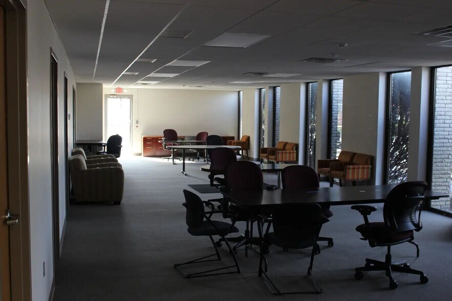 More Photos Of 2210 Meadow Dr, Louisville Office For Sale