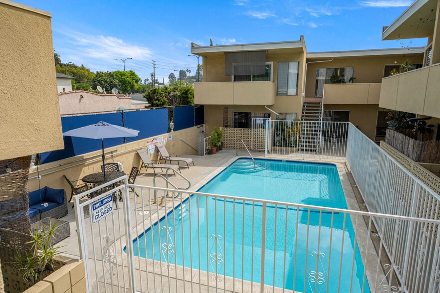 More Photos Of 2050 Rodney Dr, Los Angeles Apartments For Sale