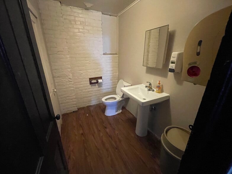 More Photos Of 444 Wacouta St, Saint Paul Showroom For Sale