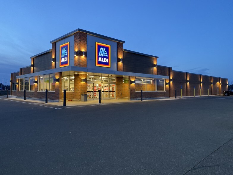 More Photos Of 3038 Commercial Blvd, Chippewa Falls Storefront Retail Office For Lease