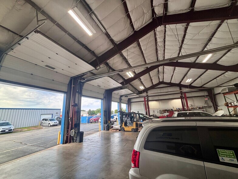 More Photos Of 844 Ontario Rd, Green Bay Showroom For Sale