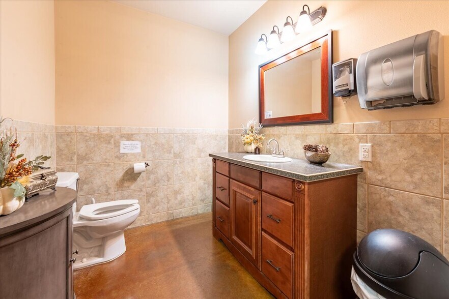 More Photos Of 1502 Minnie St, Fairbanks Industrial For Sale
