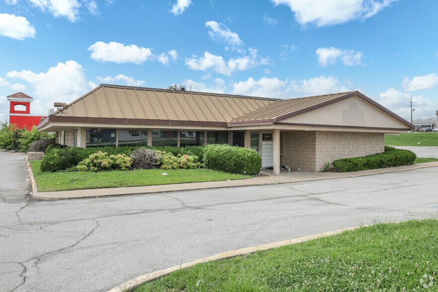 Primary Photo Of 8104 E 68th St, Tulsa Restaurant For Lease