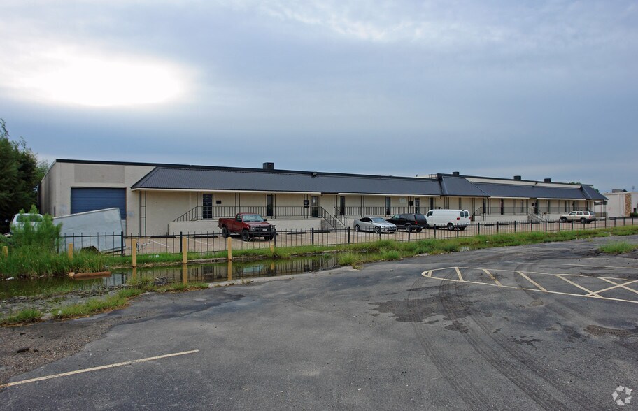 More Photos Of 3022-3032 Lincoln Ct, Garland Warehouse For Lease