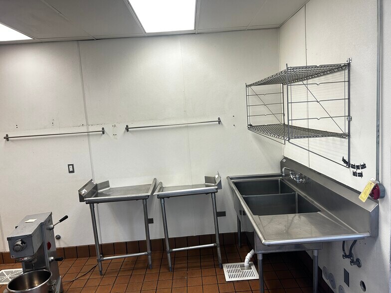 More Photos Of 350 Stafford Ln, Delta Freestanding For Lease