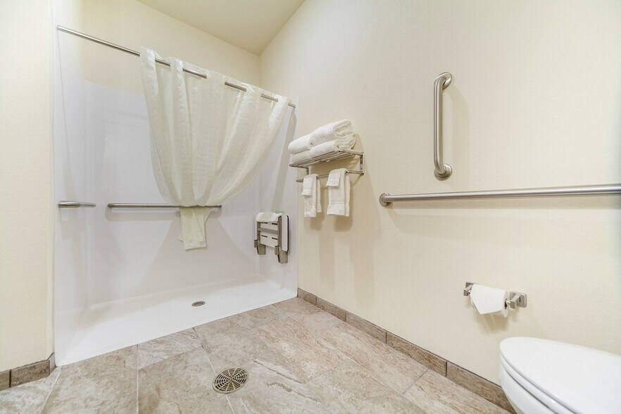 More Photos Of 805 York Dr, Cozad Hotel For Sale