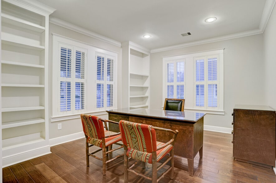 More Photos Of 206 Brooks St, Sugar Land Office Residential For Sale