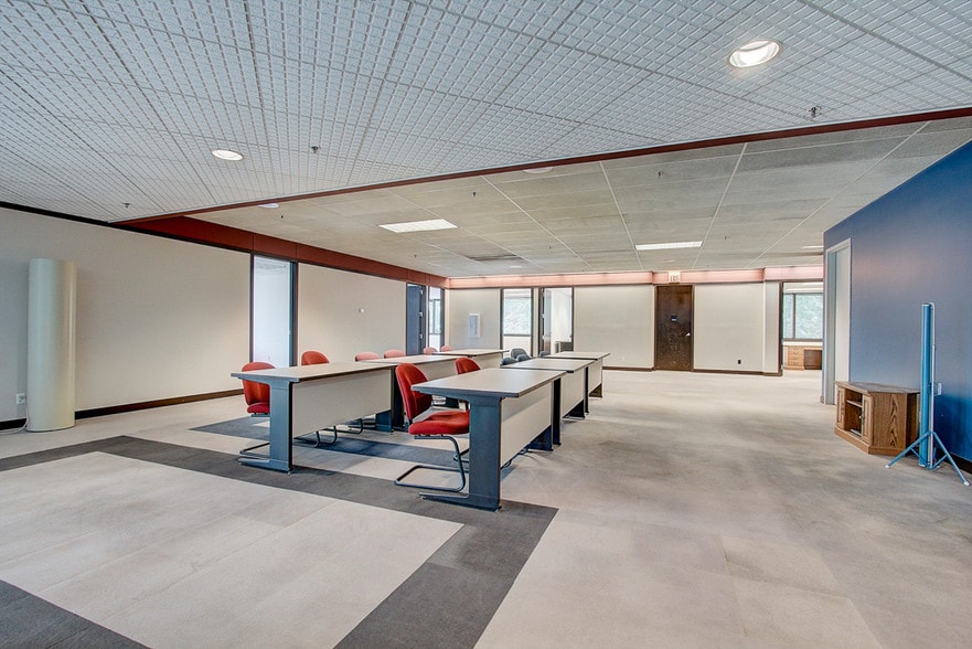 More Photos Of 575 W Madison St, Waterloo Loft Creative Space For Lease