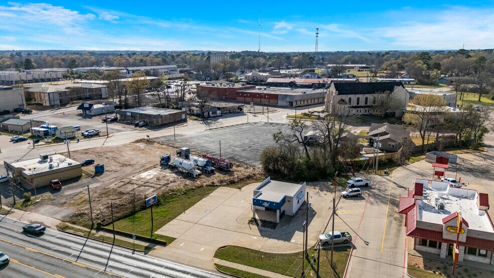 More Photos Of 207 N Henderson Blvd, Kilgore Storefront For Lease