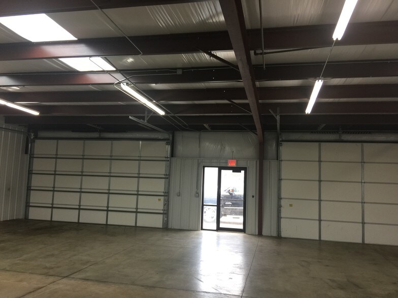 More Photos Of 621-633 N Kessler St, Wichita Showroom For Lease