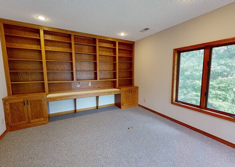 More Photos Of 5040 SW 28th St, Topeka Office For Sale