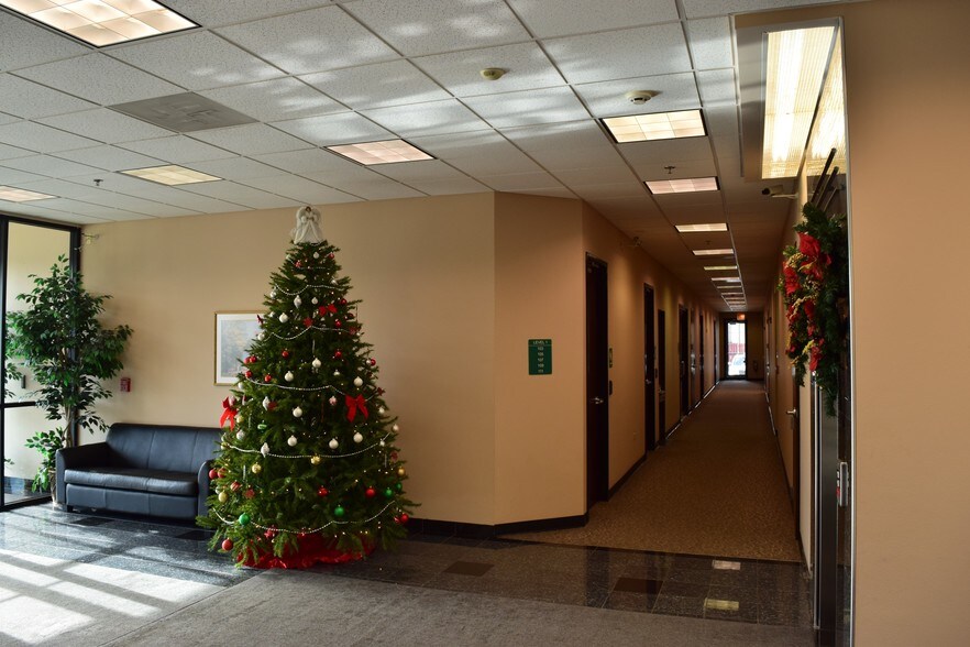 More Photos Of 1952 Mcdowell Rd, Naperville Business Park For Lease