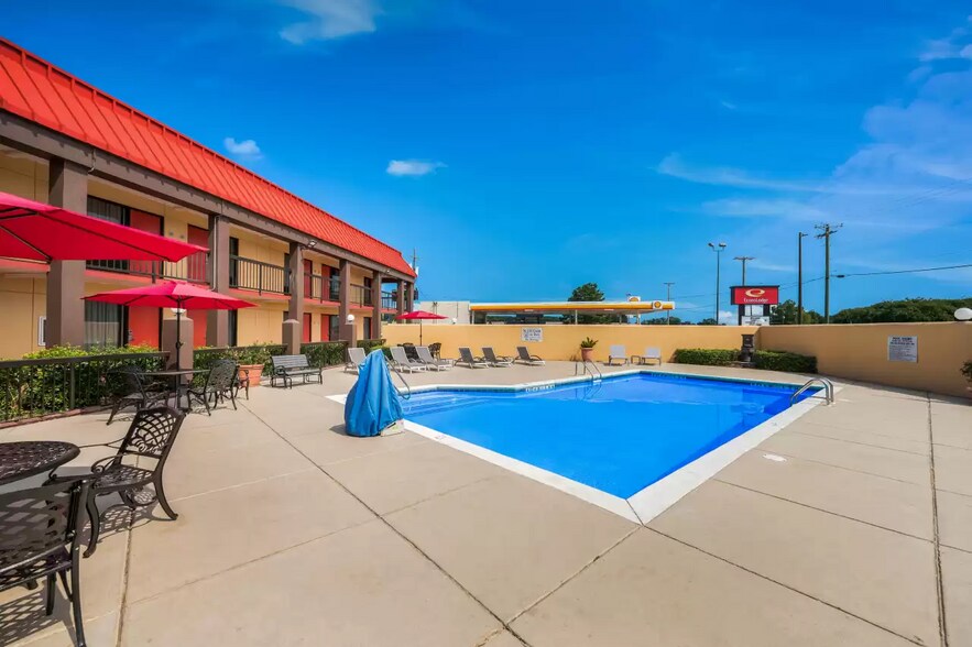 More Photos Of 2015 Military Rd, Columbus Hotel For Sale