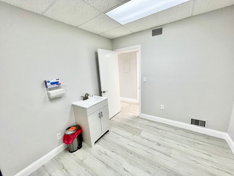 More Photos Of 2650 Bahia Vista St, Sarasota Medical For Sale