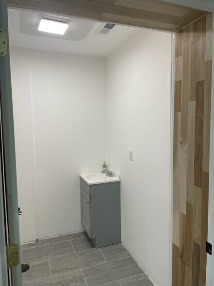More Photos Of 330 E Oak St, Louisville Office For Sale