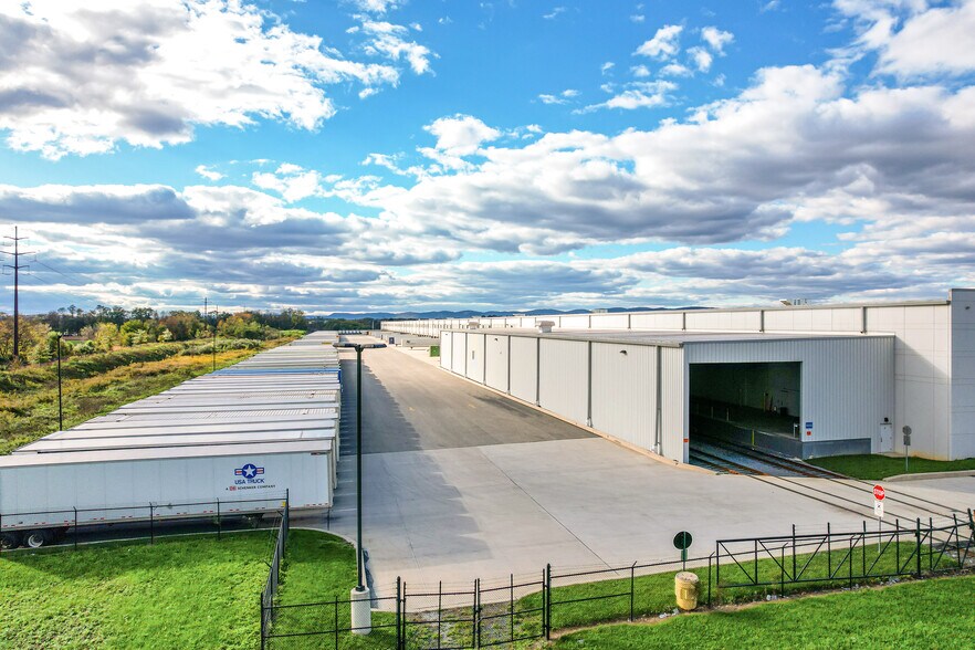 More Photos Of 100 Fry Dr, Mechanicsburg Distribution For Lease