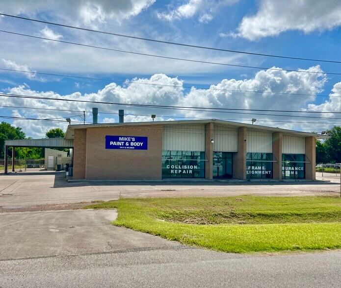 More Photos Of 1417 S Velasco St, Angleton Service For Sale