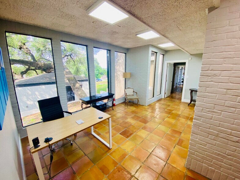 More Photos Of 1176 Business 35, New Braunfels Office For Sale
