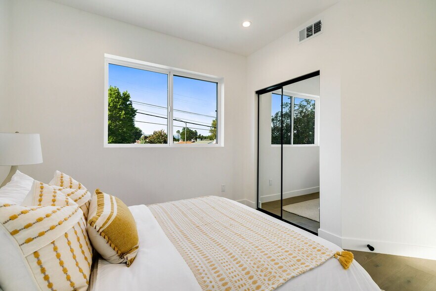 More Photos Of 6082 W 18th St, Los Angeles Apartments For Sale