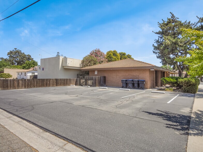 More Photos Of 822 W Center St, Visalia Office For Sale