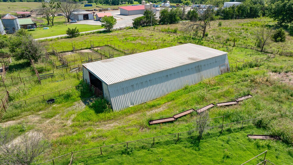 More Photos Of 1853 S Broadway St, Coalgate Flex For Sale