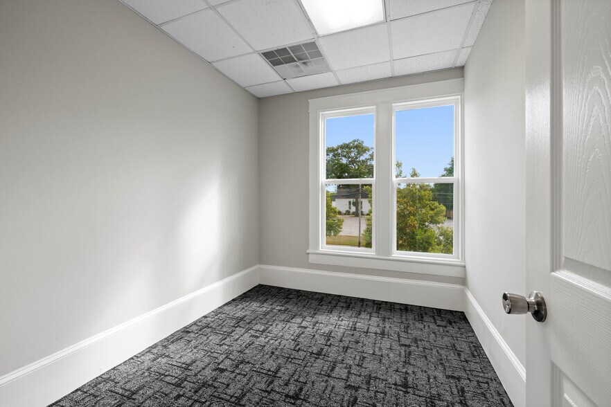 More Photos Of 504 W Broad St, Dunn Office For Sale