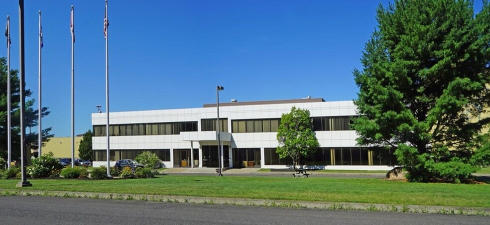 Primary Photo Of 88 Boul de l'Aéroport, Bromont Warehouse For Lease