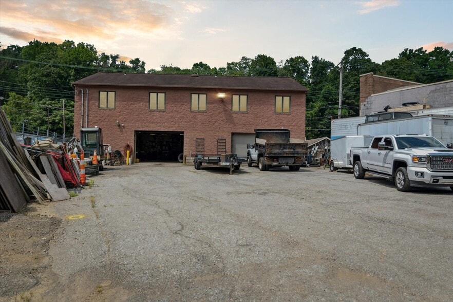 More Photos Of 1641 Saw Mill Run Blvd, Pittsburgh Flex For Sale