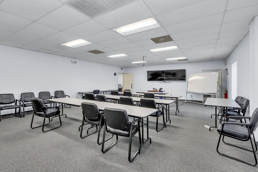More Photos Of 1703 Marvin Griffin Rd, Augusta Light Distribution For Lease