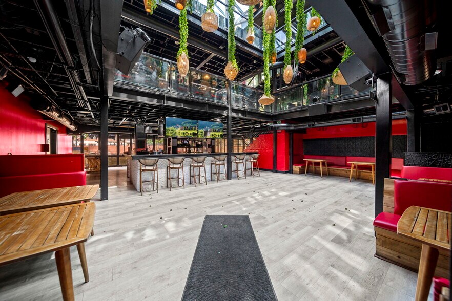 More Photos Of 1916 Baldwin St, Houston Bar For Lease