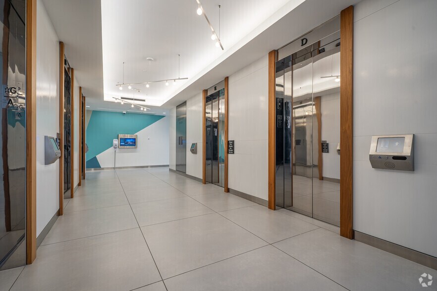 More Photos Of 12 Greenway Plz, Houston Coworking Space