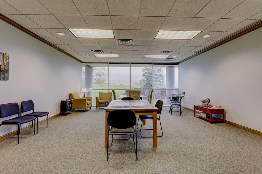 More Photos Of N28W23000 Roundy Dr, Pewaukee Office For Sale