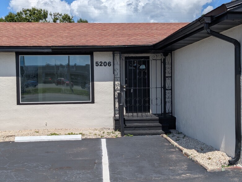More Photos Of 5206 Manatee Ave, Bradenton Freestanding For Lease