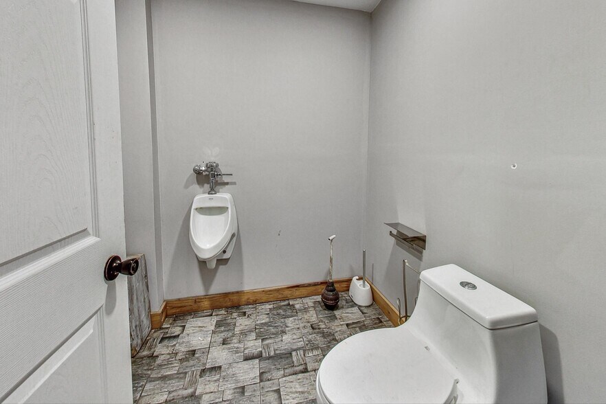 More Photos Of 3693-3705 W Grand Ave, Chicago Warehouse For Sale