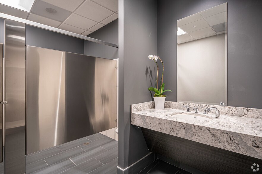 More Photos Of 1800 West Loop S, Houston Office For Lease