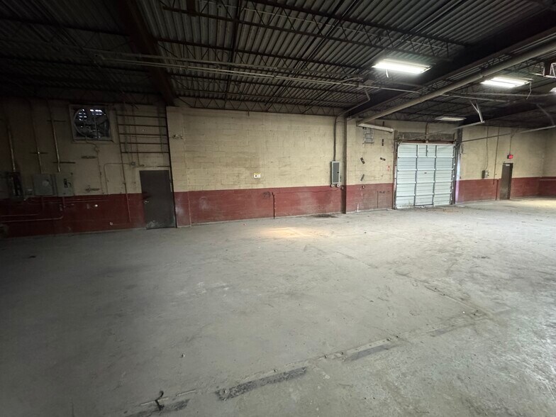 More Photos Of 245 Middle Island Rd, Medford Warehouse For Lease