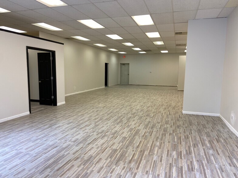 More Photos Of 517 N Lake Ave, Twin Lakes Showroom For Lease