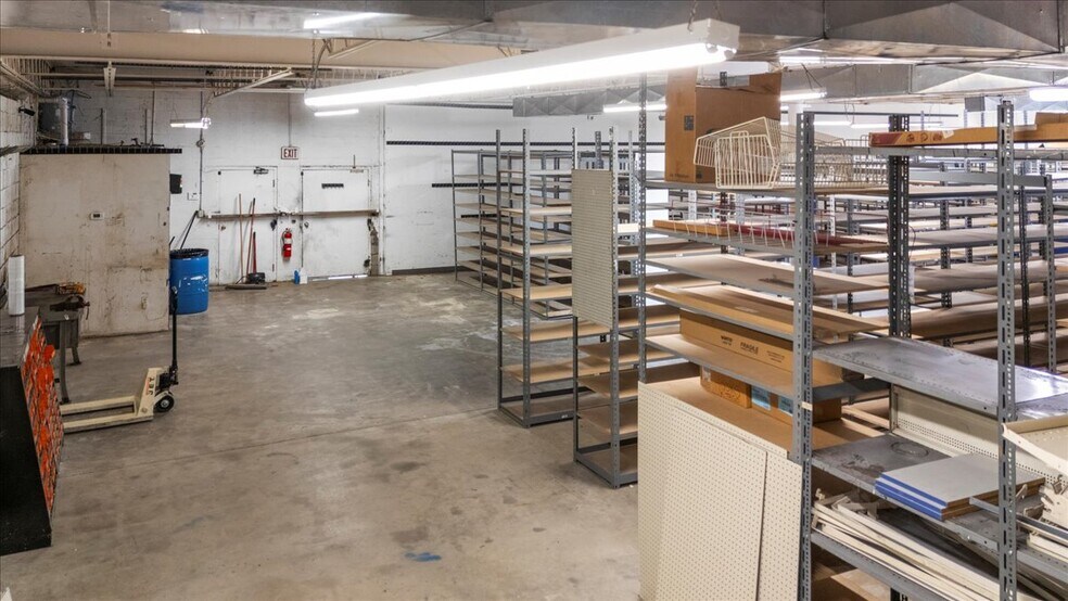 More Photos Of 516 Washington St, Ravenswood Freestanding For Lease