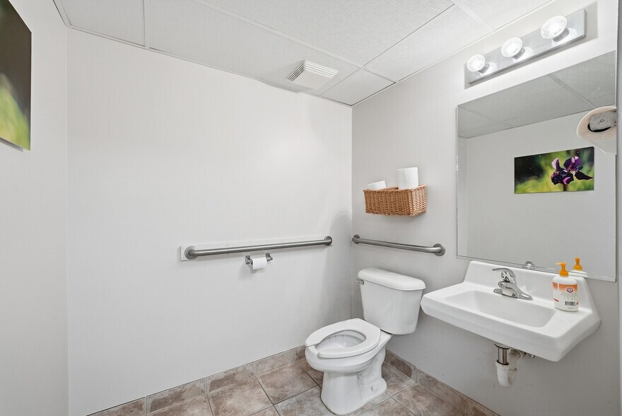 More Photos Of 8265 S Archer Ave, Willow Springs Medical For Lease
