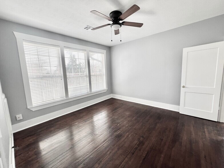 More Photos Of 741 E 9th St, Houston Office Residential For Lease