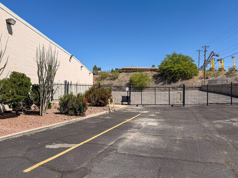 More Photos Of 10841 Pellicano Dr, El Paso Distribution For Lease