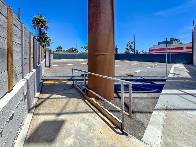 More Photos Of 5075 W Adams Blvd, Los Angeles Medical For Lease