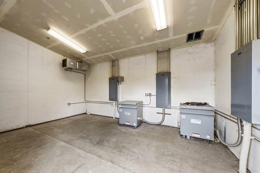 More Photos Of 4689 Industry Dr, Medford Distribution For Lease