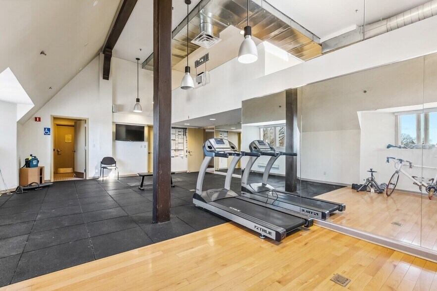 More Photos Of 1 E Ridgewood Ave, Ridgewood Storefront Retail Office For Lease